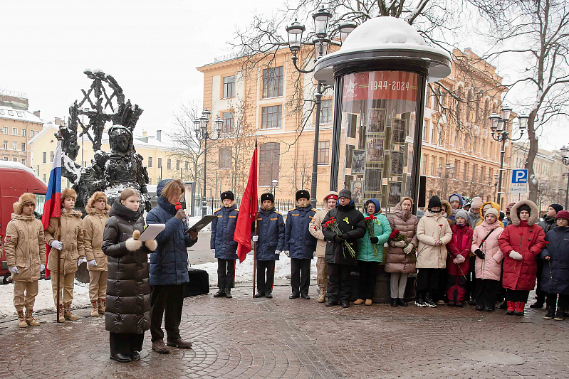 Школьники Санкт-Петербурга возложили цветы к памятнику «Блокадному учителю»