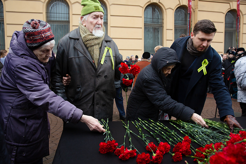 Петербуржцы возложили цветы к памятнику «Блокадному учителю»