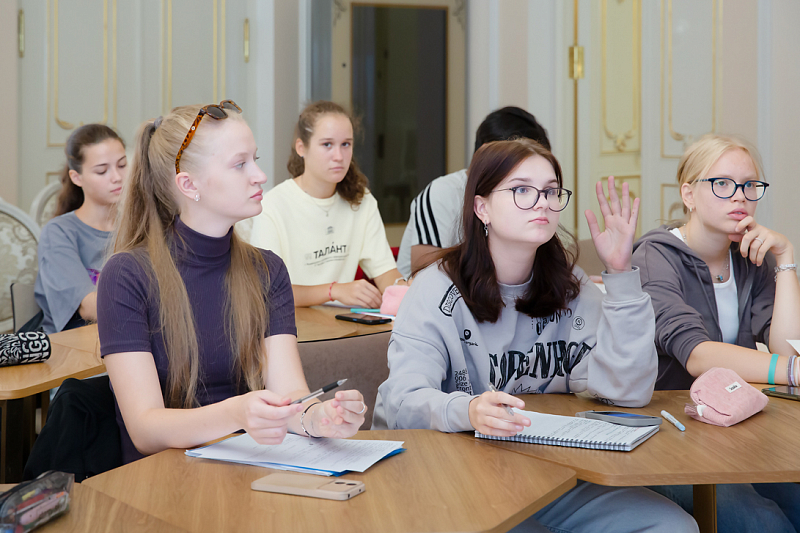Школьники Северной столицы посвятили неделю изучению обществознания