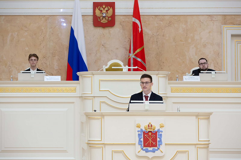 В Законодательном собрании Санкт-Петербурга лидеры ученического самоуправления изучили опыт российского парламентаризма