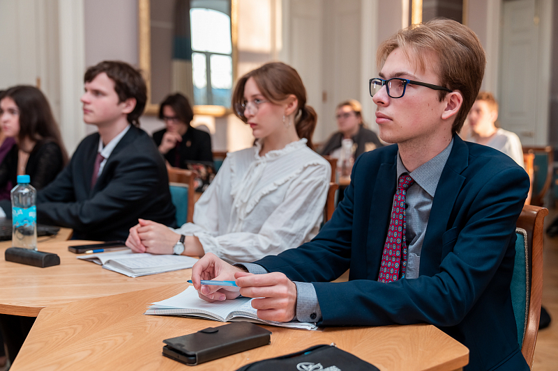 Петербургские старшеклассники погрузились в макро- и микроэкономику на профильной смене по обществознанию