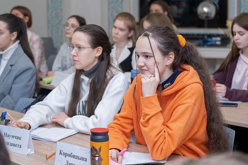На профильной смене олимпиадники решали лингвистические задачи